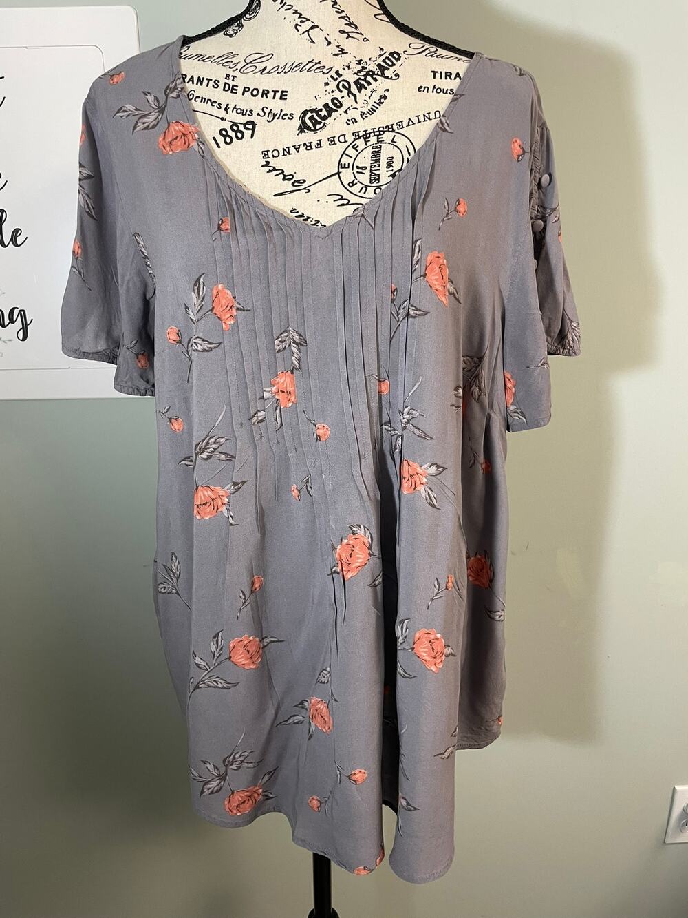 Torrid Gray Floral Top W/ Pleats Lightweight Cap Sleeves 1X Lagenlook Boho Top